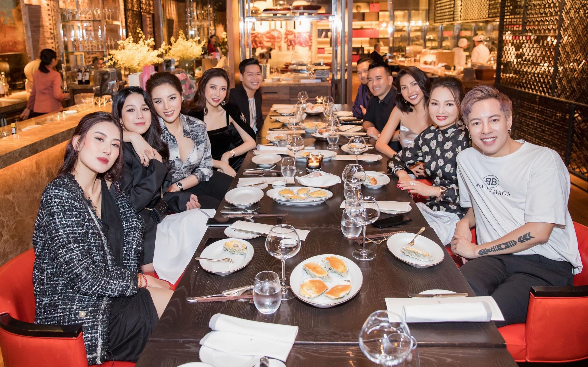 nhung hoi ban than showbiz anh 4