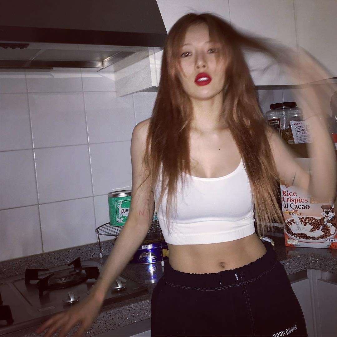 hyuna khoe eo sieu nho ben ban trai anh 1