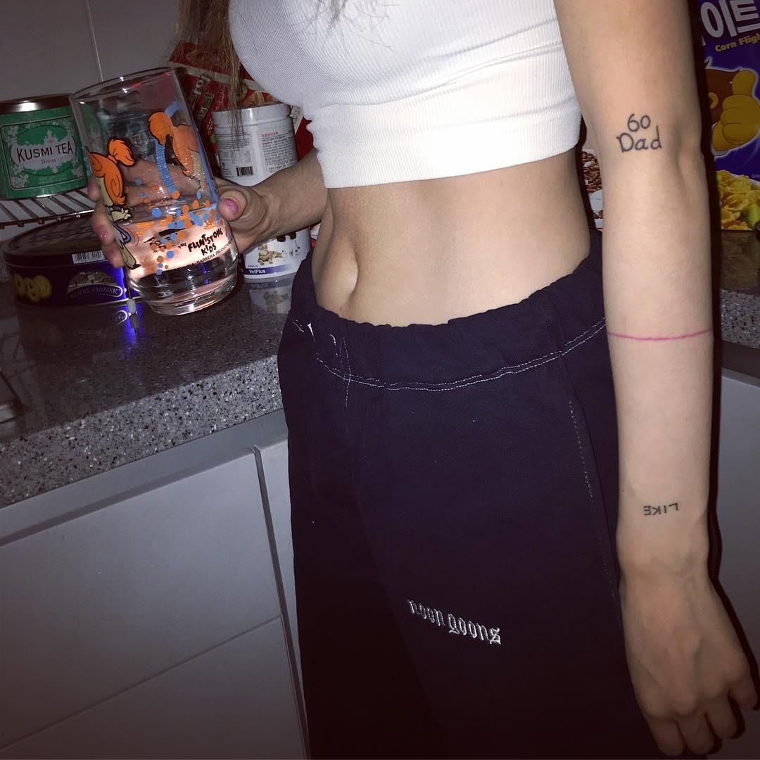 hyuna khoe eo sieu nho ben ban trai anh 2