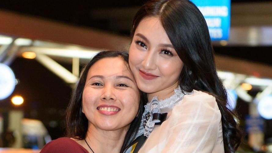 Thuy Tien: 'Song xa me tu nam 4 tuoi, nay moi duoc ve chung mot nha' hinh anh