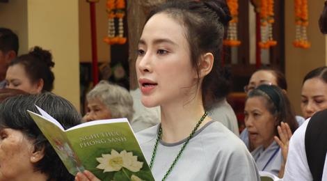 Angela Phuong Trinh an chay truong, di chua tung kinh, khong khoe than hinh anh