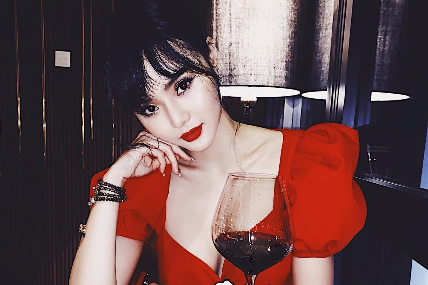 Em gai Angela Phuong Trinh xinh dep, quyen ru hon khi bot khoe than hinh anh