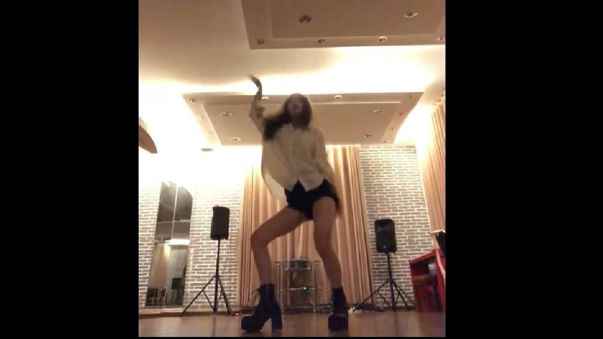 Han Sara khoe chan dai mien man khi tap nhay hinh anh