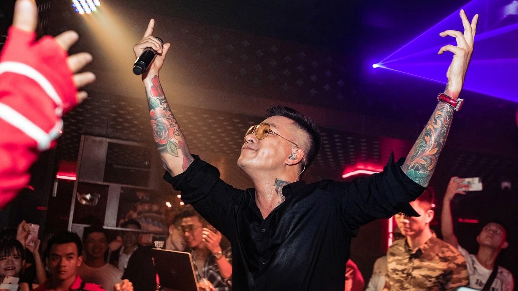 Tuan Hung khoe giong khi hat ngau hung ben ban nhau hinh anh