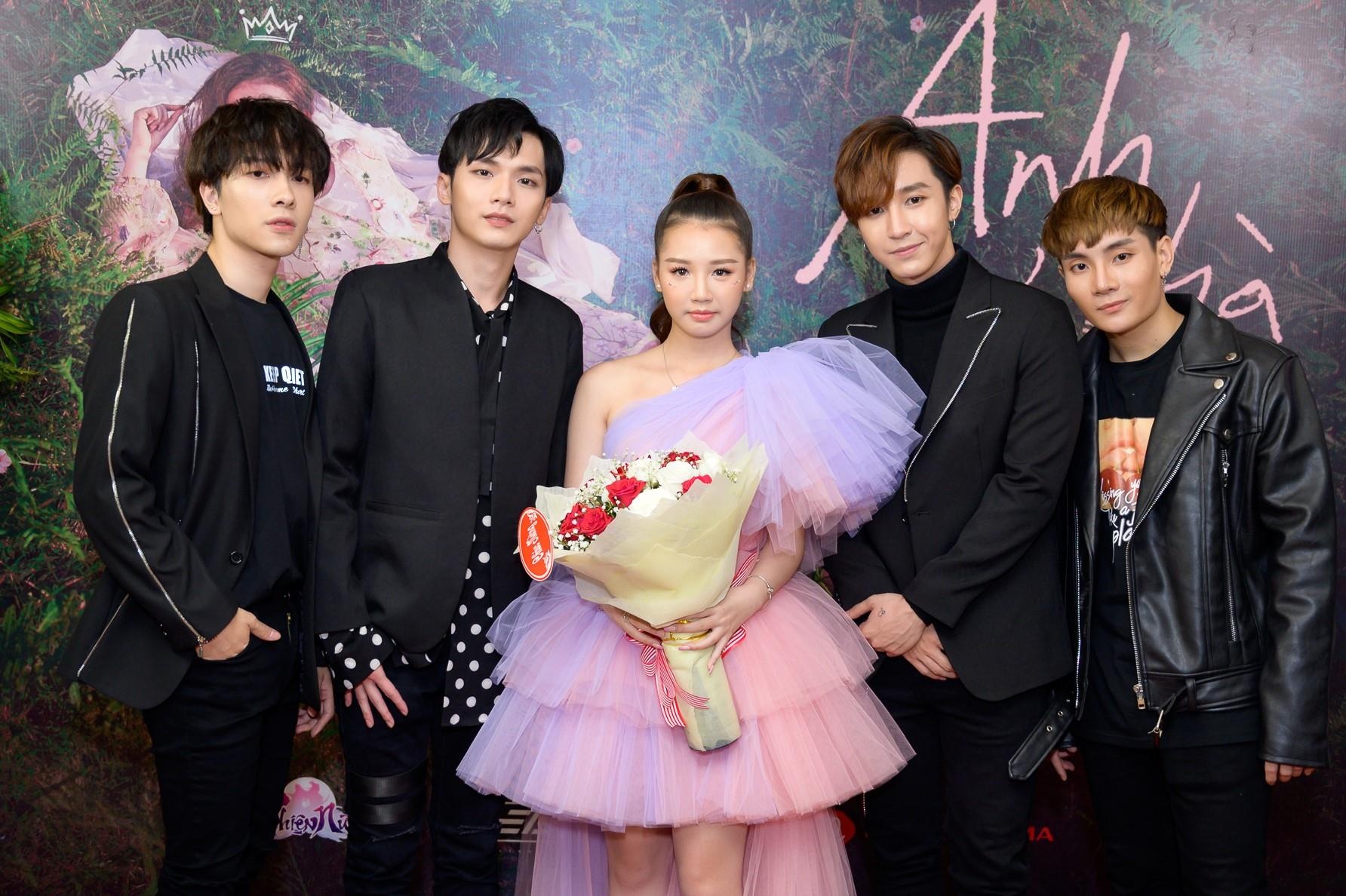 amee ca si sinh nam 2000 anh 5