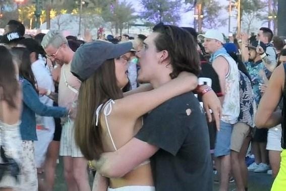 Brooklyn Beckham om hon ban gai khong ngung nghi o nhac hoi Coachella hinh anh