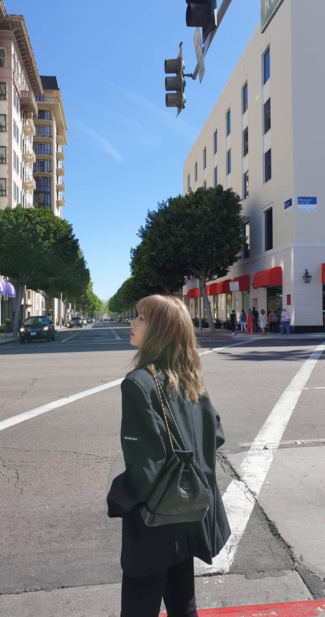 lisa black pink son tung mtp anh 1