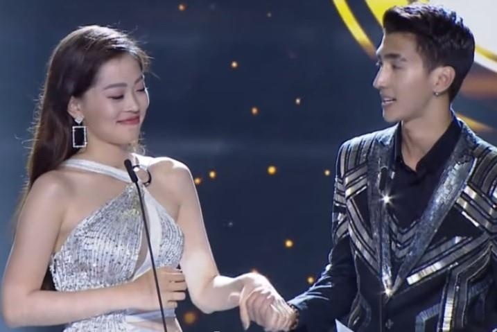 Binh An bat ngo nam tay va to tinh voi Phuong Nga tren song truc tiep hinh anh