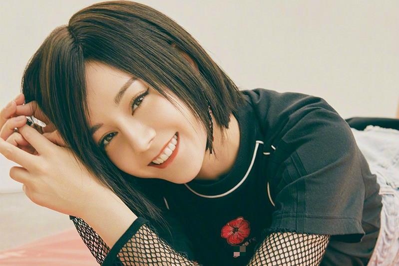 Dich Le Nhiet Ba bi che kem xinh, thieu khi chat khi de toc ngan hinh anh