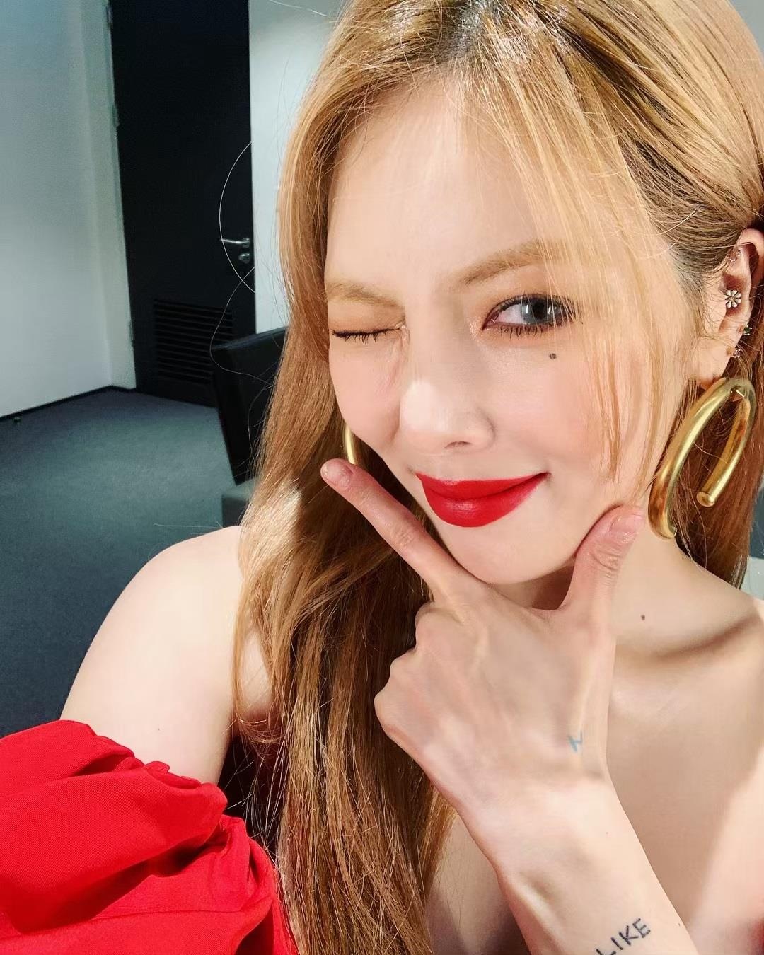 hyuna dien dam do sexy anh 6