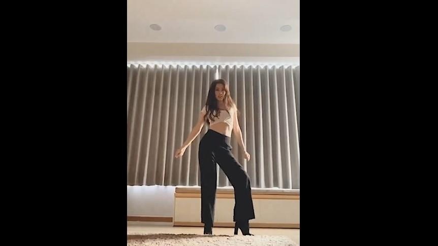 Clip A hau Phuong Nga nhay cover 'Kill This Love' cua Black Pink hinh anh