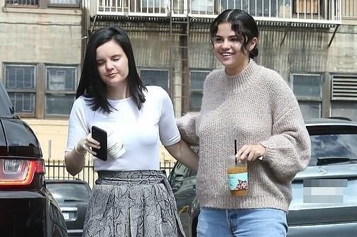 Selena Gomez bi che tang can khong kiem soat, mac loi thoi xuong pho hinh anh