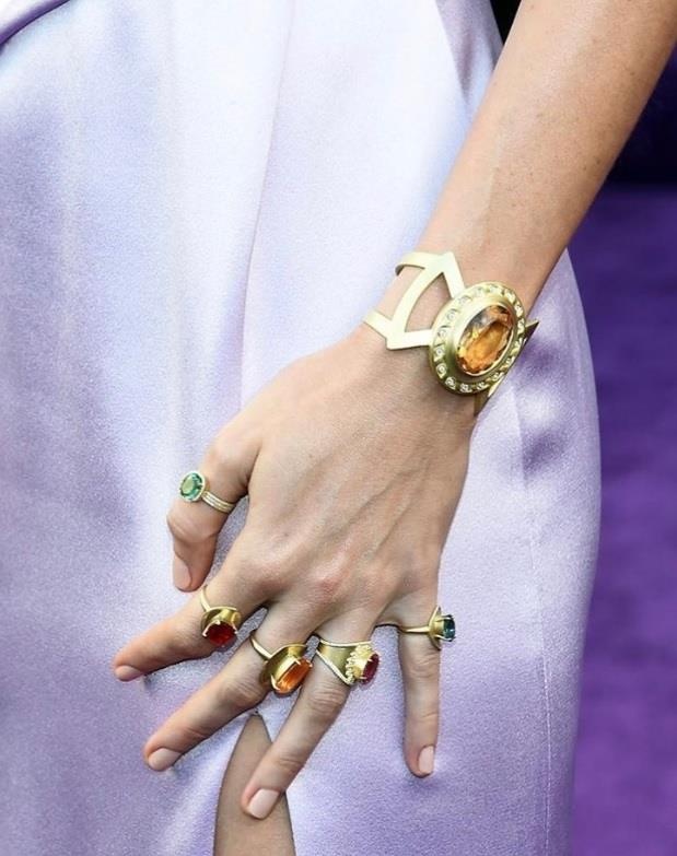 2 mỹ nhân avengers đeo đá vô cực ảnh 5 2 my nhan avengers deo da vo cuc anh 5