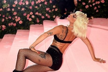 Dang sau 3 lan thoat y cua Lady Gaga tren tham do Met Gala hinh anh