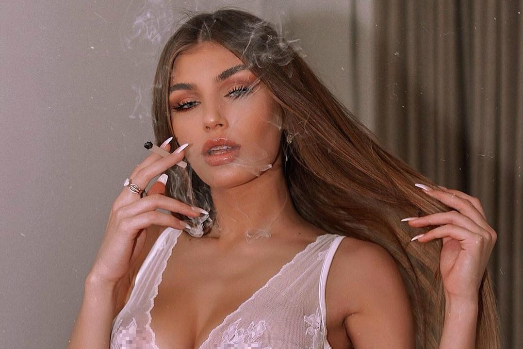 Nguoi dep thi Hoa hau Hoan vu gay tranh cai vi anh mac noi y hut thuoc hinh anh