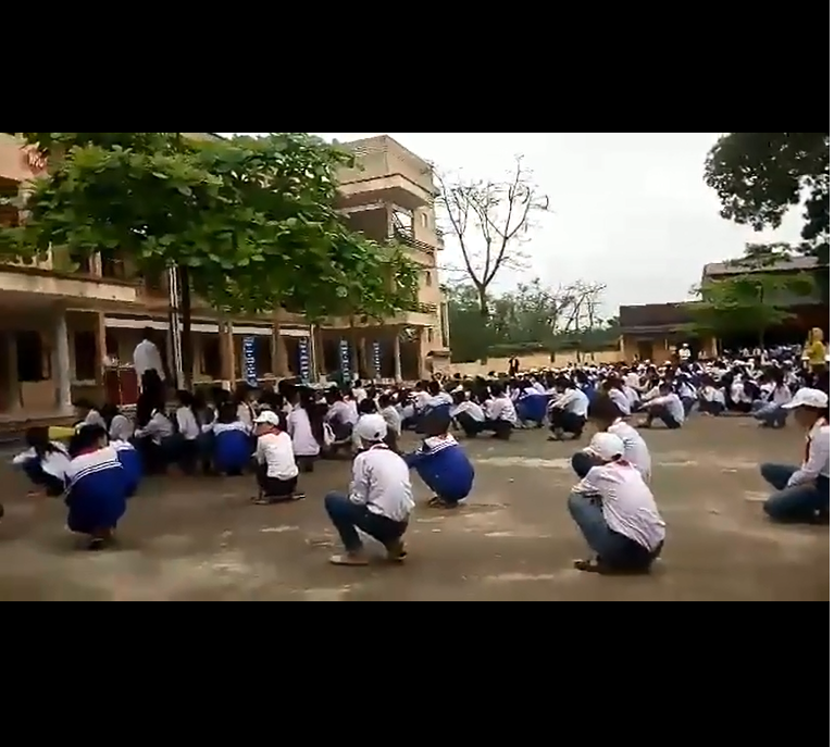 Hieu truong Pham Xuan Dinh doc quyet dinh ky luat 3 hoc sinh hinh anh