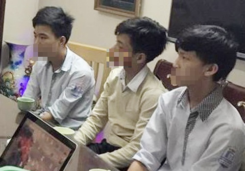 Tranh luan viec duoi hoc 6 thang cac nam sinh tieu bay hinh anh