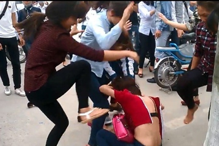 Duoi hoc sinh tieu bay: Dung do loi cho truong khi con hu hinh anh