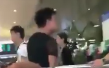 Thanh nien nho nuoc bot vao nhan vien san bay gay bat binh hinh anh