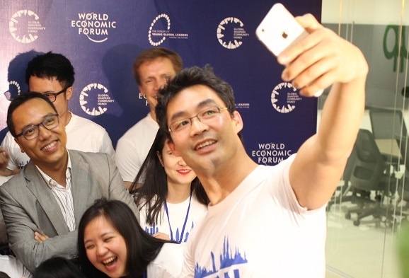 Cuu Pho thu tuong Duc selfie cung nguoi Viet tre hinh anh