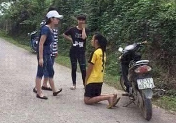 Nu sinh lop 9 bat ban quy goi, tat lien tiep vao mat hinh anh