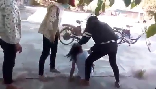 Nu sinh danh ban da man anh 1