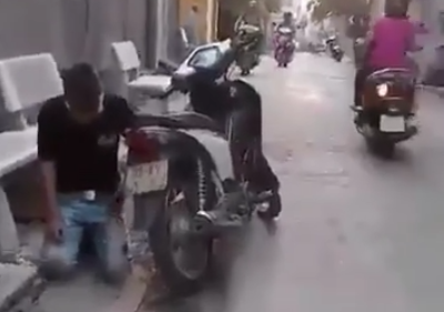 Chang trai quy goi xin loi nguoi yeu giua duong hinh anh