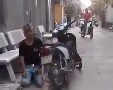 Bat ban trai quy xin loi giua duong: Xau chang ho ai? hinh anh