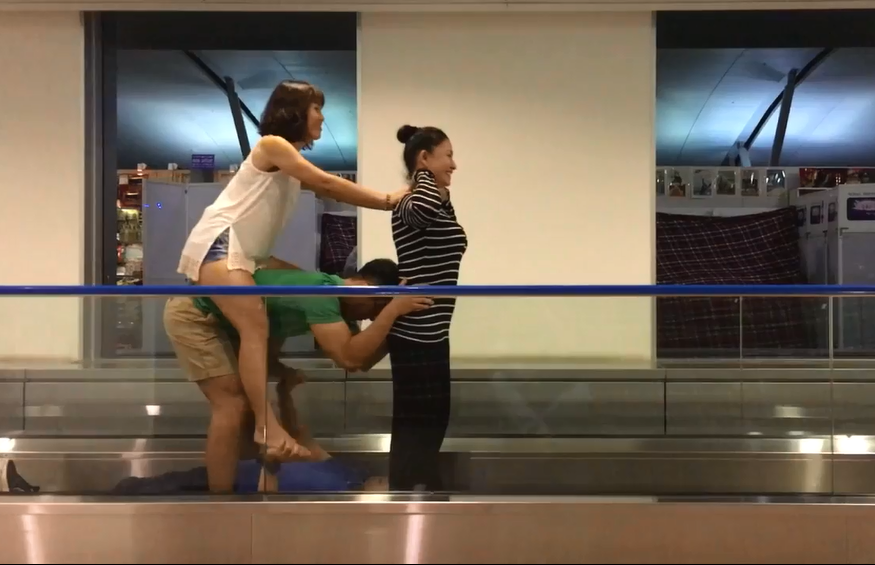 Mua bale, cheo thuyen o san bay Tan Son Nhat hinh anh