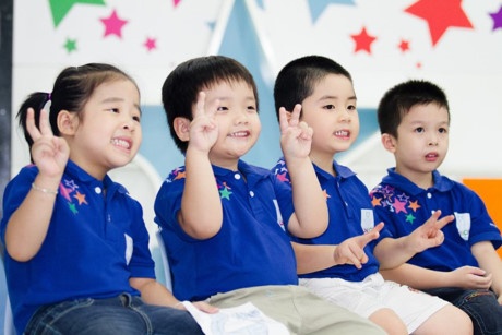 Tranh luan ve cho tre hoc tieng Anh som hinh anh