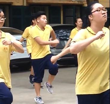 Hoc sinh THPT Dong Da (Ha Noi) cuc de thuong trong gio the duc hinh anh