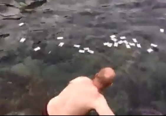 Ong Tay don rac o Phu Yen va nguoi dan... dung chup hinh hinh anh