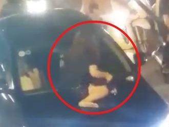 Gao khoc vi ghen tuong giua pho: Khi chuyen nha mang ra ngo hinh anh