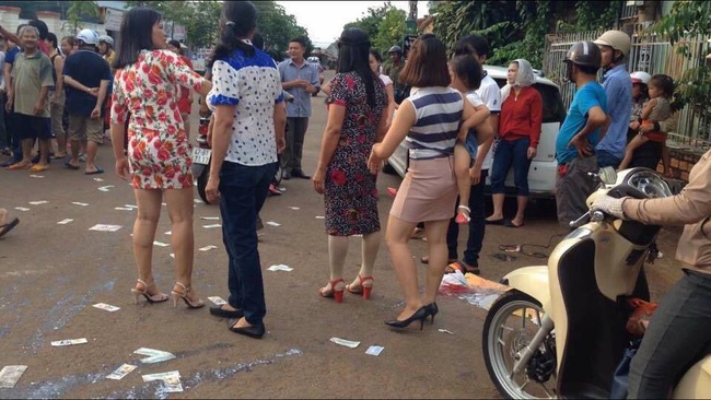 Rai tien vang, bat nhac dam ma trong dam cuoi hinh anh