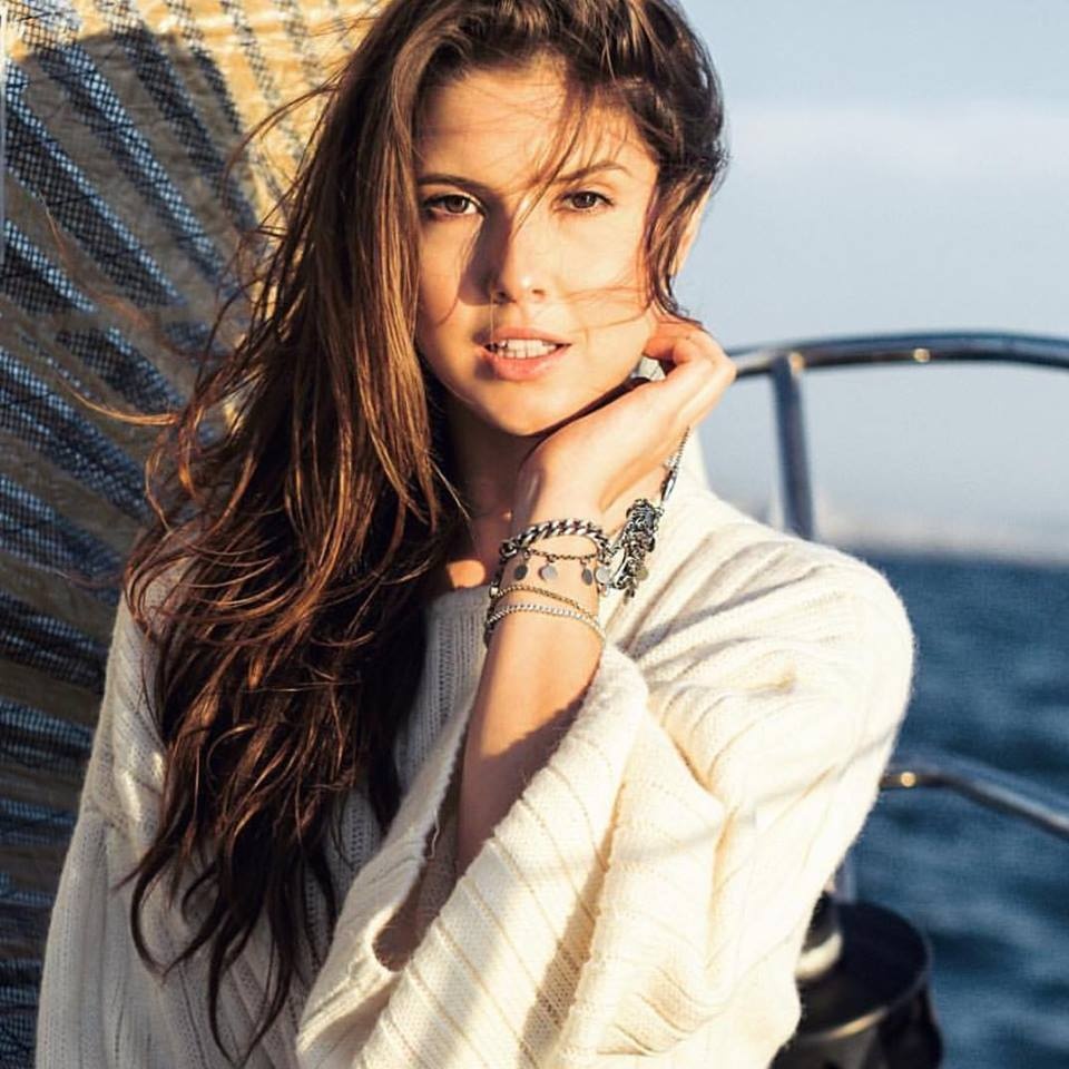 Hot girl noi tieng cong dong mang anh 1