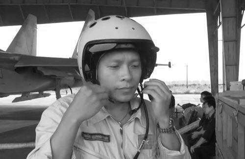 Tien phi cong Tran Quang Khai ve voi bau troi hinh anh