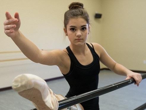 Nu sinh bi cua chan tro thanh nghe si mua ba le hinh anh