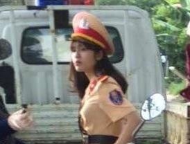 Nu canh sat xinh dep khoa Facebook sau khi bi chup len hinh anh