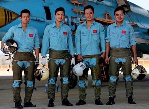 Phi cong tiem kich va nhiem vu lam chu bau troi hinh anh