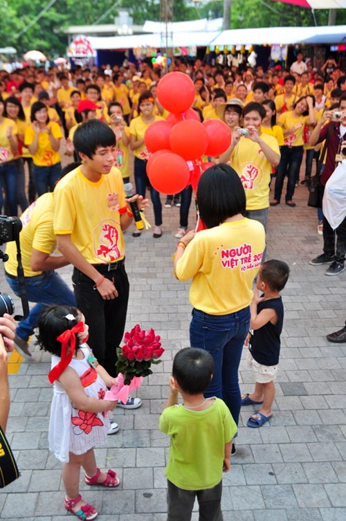 Nam sinh to tinh bi tat nuoc anh 2