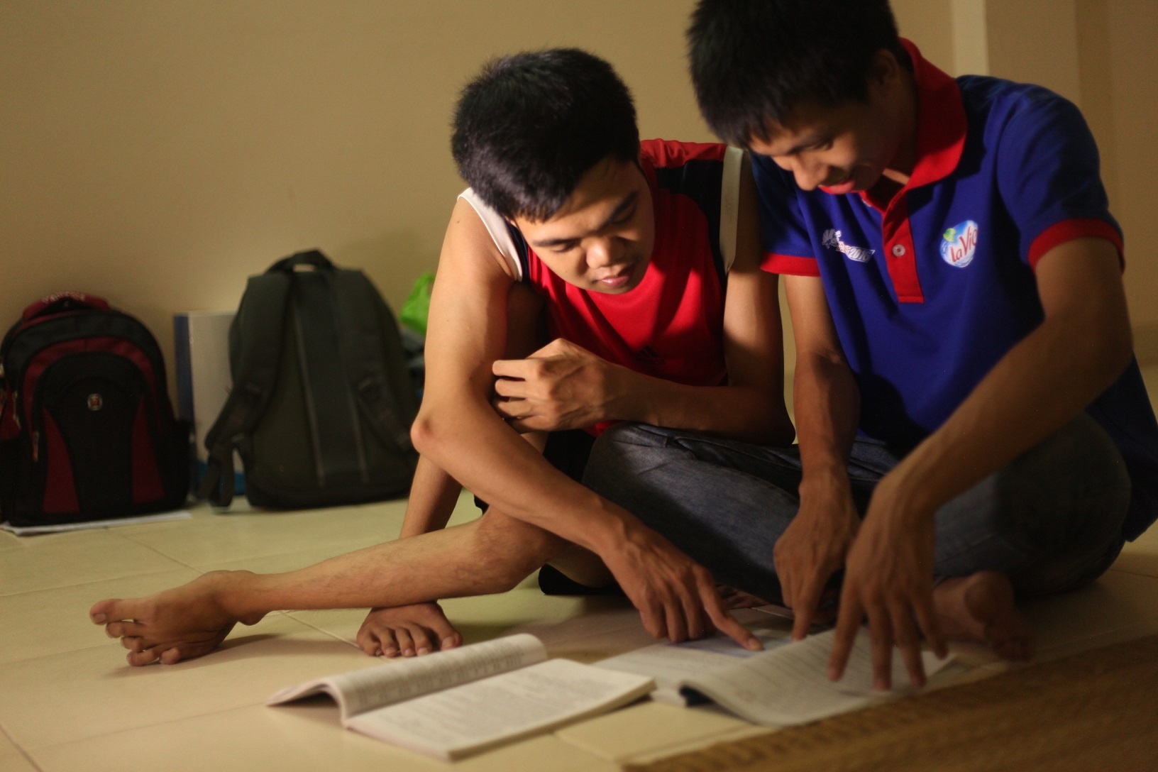 Doi chan tat nguyen va uoc mo dai hoc hinh anh