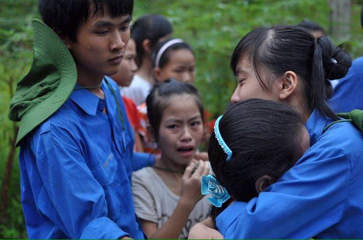 ba nu sinh tinh nguyen bi lu cuon anh 2