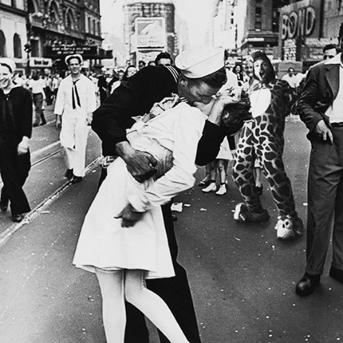 chang trai quen nhieu nguoi noi tieng anh 11