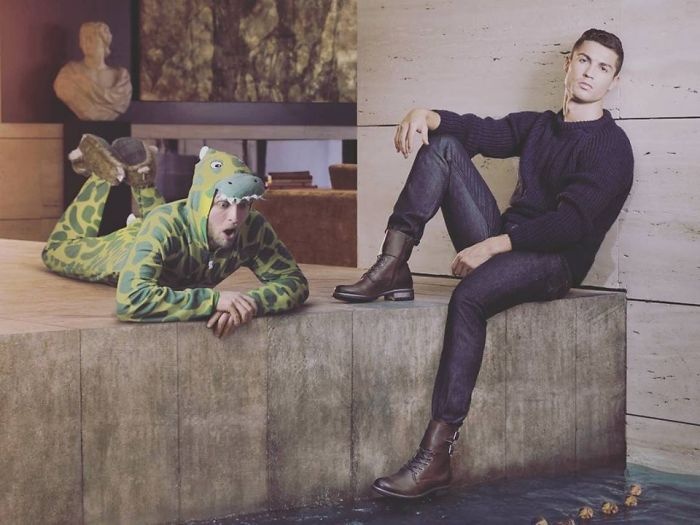 chang trai quen nhieu nguoi noi tieng anh 10