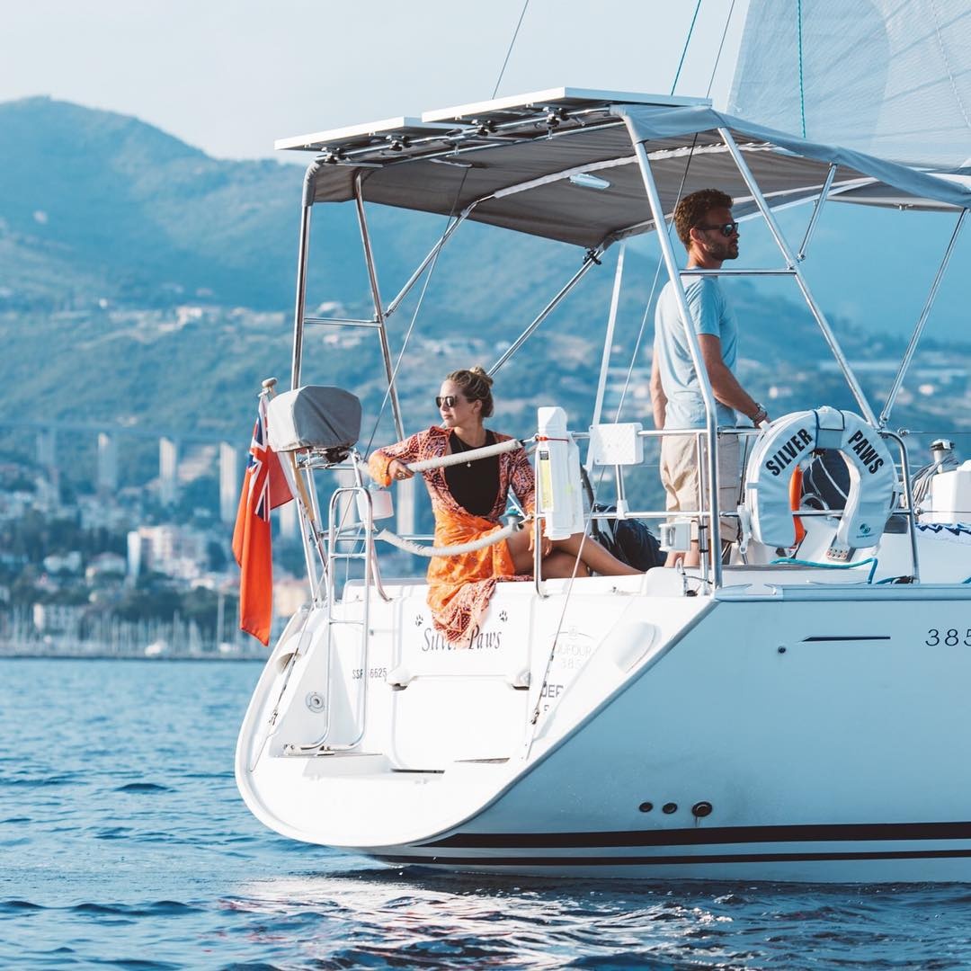 cap doi du lich anh 9