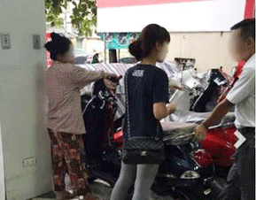 'Con xin loi vi tung doi bo me mua xe ga dat tien' hinh anh