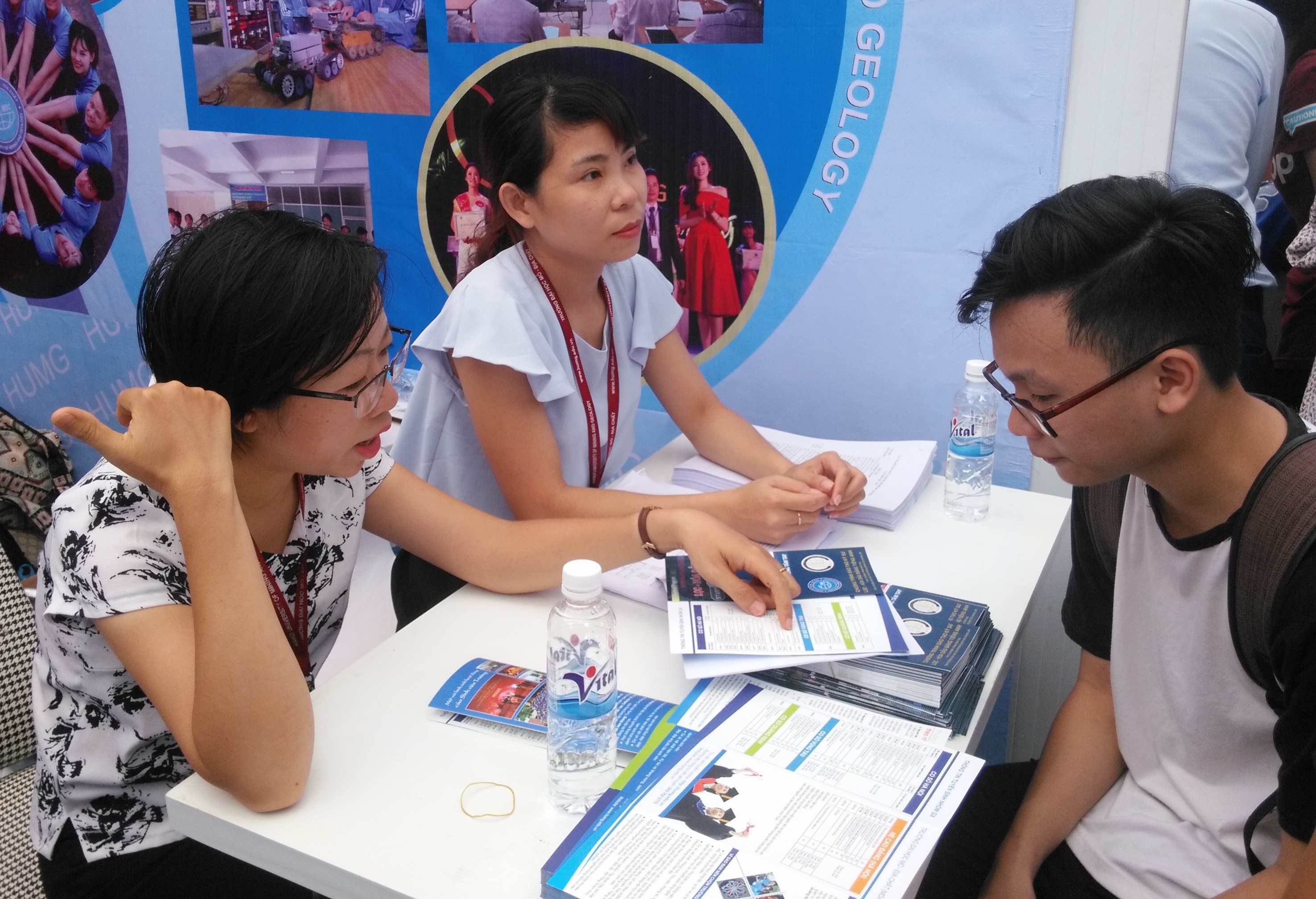 24,65 diem co the dang ky nganh gi tai DH Kinh te Quoc dan? hinh anh