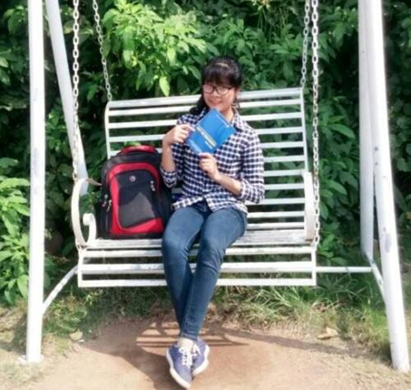 Nu thu khoa vua di hoc vua rua bat thue hinh anh