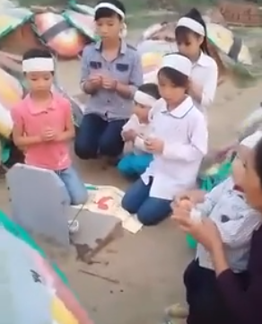 gia dinh 6 dua tre mo coi me anh 1