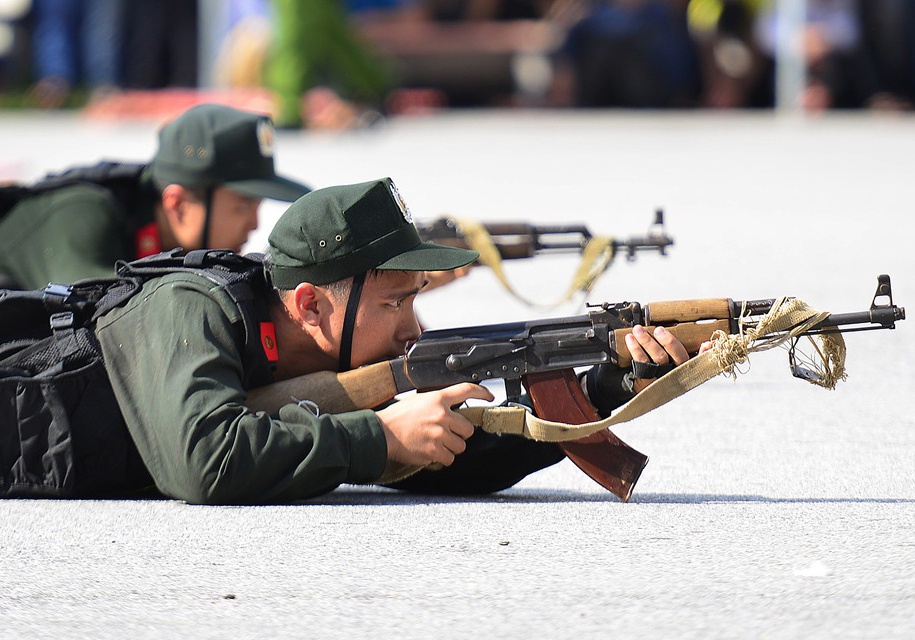 Dang ky xet tuyen nganh cong an co duoc nop truong dan su? hinh anh